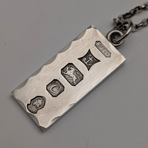 1977 British sterling silver jubilee ingot pendant and sterling silver chain, total weight 21g, Excalibur Jewellery①
